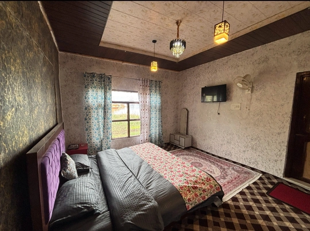 Deluxe Room with lake view at Lake House Palace